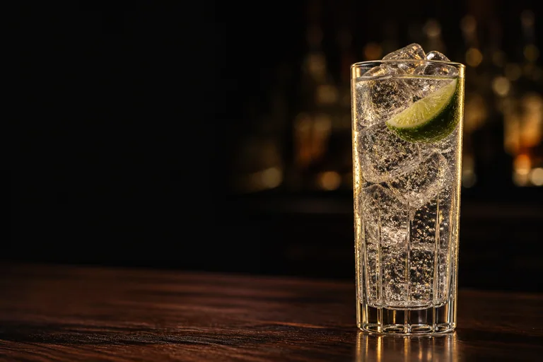 Gin & tonic i högt glas med mycket is och limeklyfta